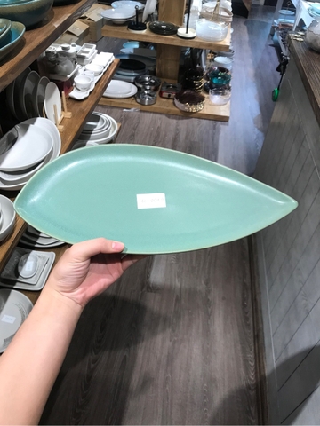 Dĩa dài 39.5x17cm xanh lá đậm trổ (matte)
