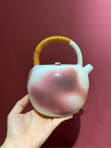 Ấm trà trắng vệt hồng