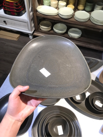 Dĩa tam giác 30x28cm màu đen trổ (matte)