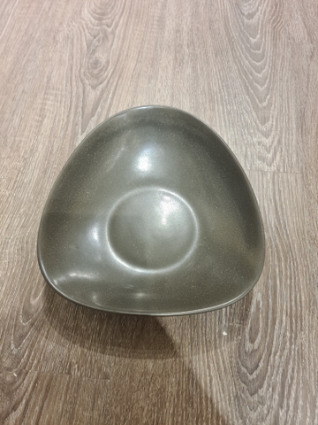 Dĩa tam giác 18x17x5cm màu đen trổ (matte)