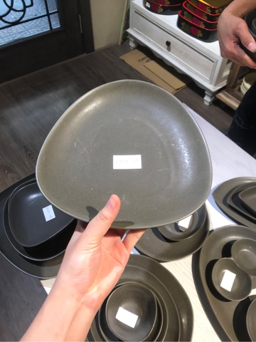 Dĩa tam giác 24x23cm màu đen trổ (matte)