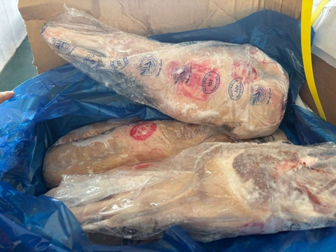 Đùi dê nguyên chiếc ヤギのもも肉