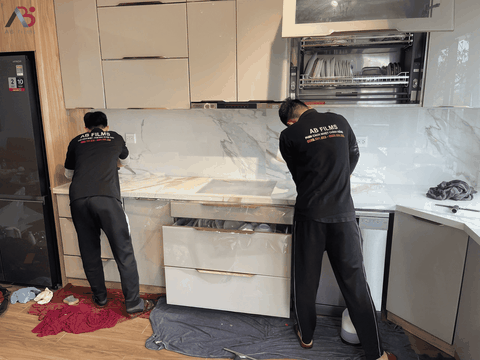 thi công dán phim bảo vệ mặt bếp