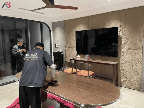dán phim bảo vệ bàn gỗ