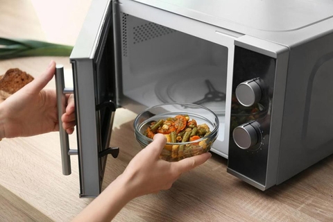 Tô thủy tinh cho lò vi sóng: Mẹo làm sạch tô thủy tinh sau khi dùng trong lò vi sóng