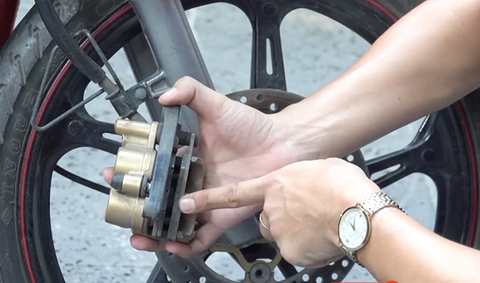 Cách vệ sinh heo dầu thắng đĩa trước xe máy