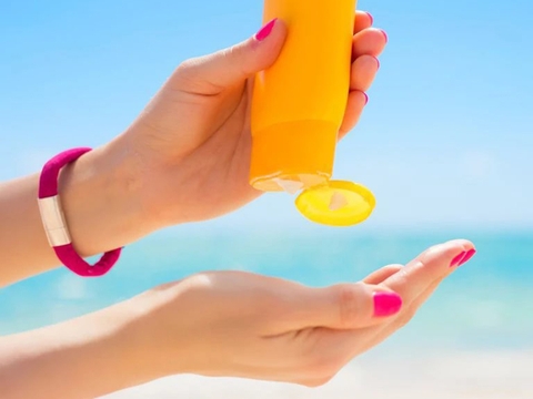 Oxybenzone: Hoạt chất có trong kem chống nắng gây tranh cãi vì lo ngại đe dọa sức khỏe người dùng