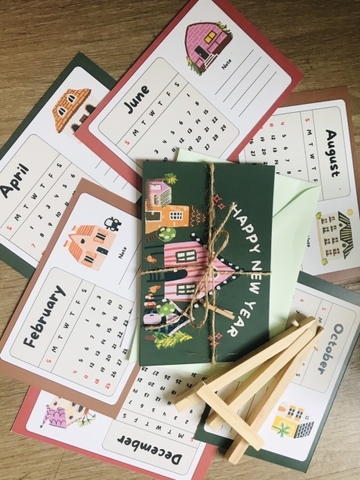 LỊCH ĐỂ BÀN 2024 CHÂN GỖ HANDMADE A6 TRANG TRÍ BÀN HỌC, BÀN LÀM VIỆC T.CRAFT HOUSE  (TẶNG KẸP GỖ VÀ BAO THƯ THƠM)