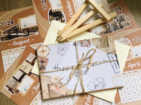 LỊCH ĐỂ BÀN 2024 CHÂN GỖ HANDMADE A6 TRANG TRÍ BÀN HỌC, BÀN LÀM VIỆC T.CRAFT HOUSE (TẶNG KÈM KẸP GỖ VÀ BAO THƯ THƠM)