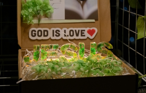 ĐÈN NGỦ PHỐI CHỮ RESIN TRANG TRÍ BẰNG HOA KHÔ THIẾT KẾ THEO YÊU CẦU T. CRAFT HOUSE (5 CHỮ)