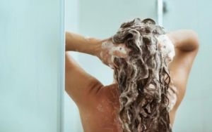 Tần suất gội đầu nên là bao nhiêu để da đầu sạch? Bác sĩ tiết lộ tần suất gội đầu “tốt nhất”