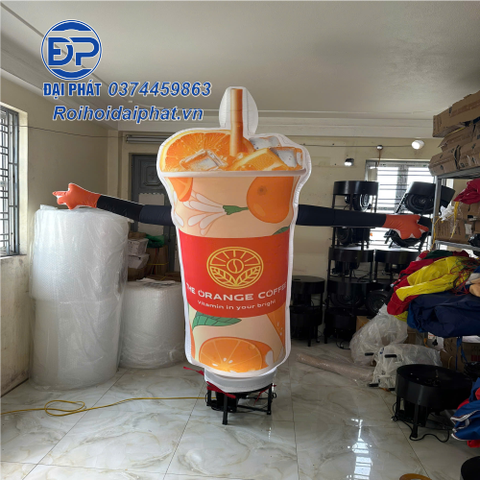Rối Hơi Cốc Nước Cam vẫy tay quảng cáo quán Cafe