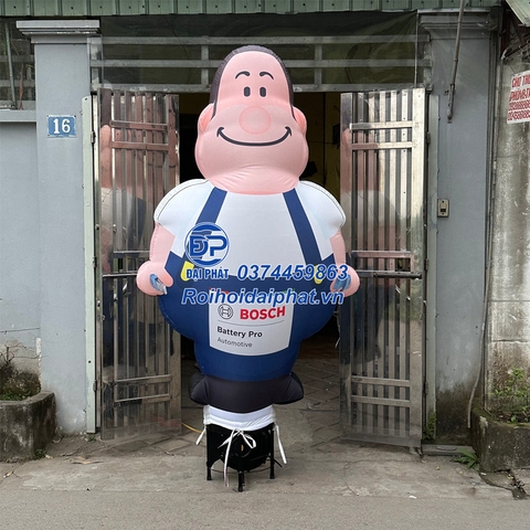 Rối Hơi vẫy tay quảng cáo cửa hàng Kim Khí