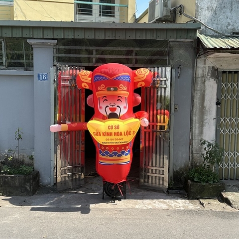 Rối Hơi Thần Tài vẫy tay quảng cáo cửa hàng vàng bạc