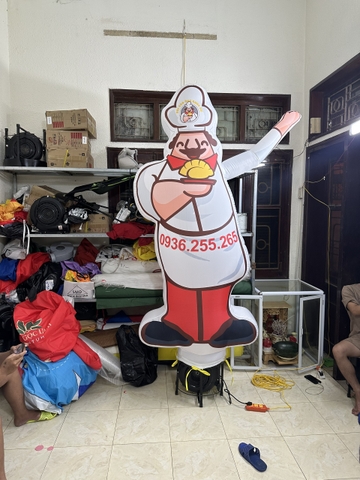 Rối Hơi vẫy tay quảng cáo nhà Hàng Sủi Cảo