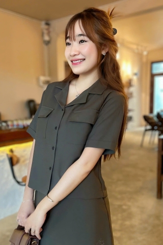 A27909 - A smi crop cổ đan tông 1104 thêu kí hiệu