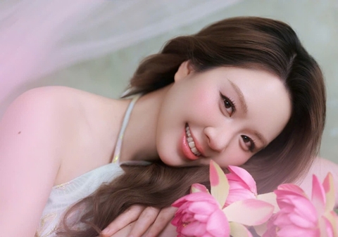 Doanh nhân Nguyễn Hồng Điệp Hồng Anh duyên dáng bên hoa sen, tôn vinh nét đẹp phụ nữ Việt nhân ngày phụ nữ Việt Nam 20.10
