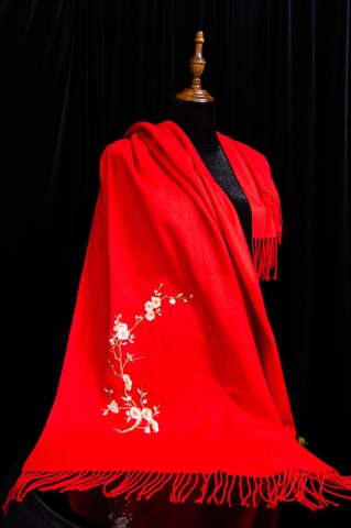 Khăn choàng thêu hoa đào