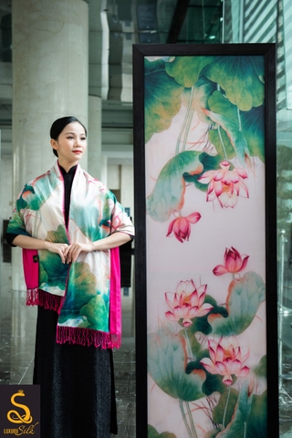 Khung Tranh khăn lụa màu xanh họa tiết hoa sen