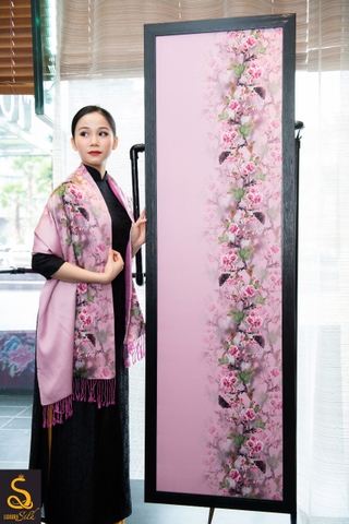 Khung Tranh khăn lụa hoa đào nền hồng phấn