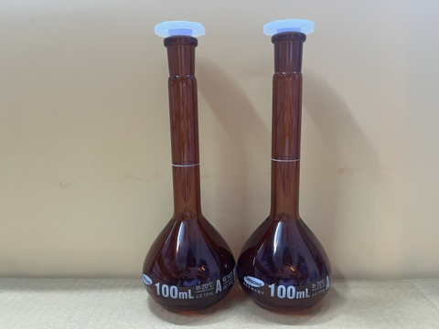 Bình định mức nâu 100ml, Class A, nút nhựa, Hãng OMSONS GERMANY