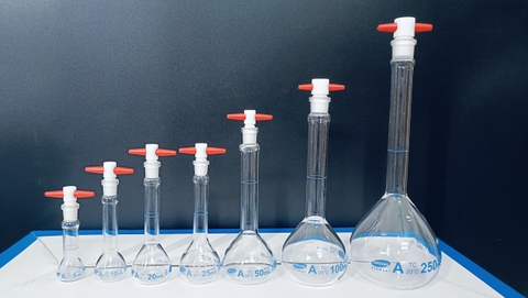 Bình định mức trắng 500ml, khóa nhựa, Class A, Hãng OMSONS GERMANY