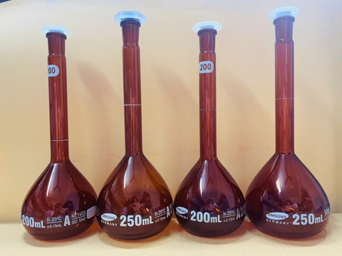 Bình định mức nâu 200ml, Class A, nút nhựa, Hãng OMSONS GERMANY