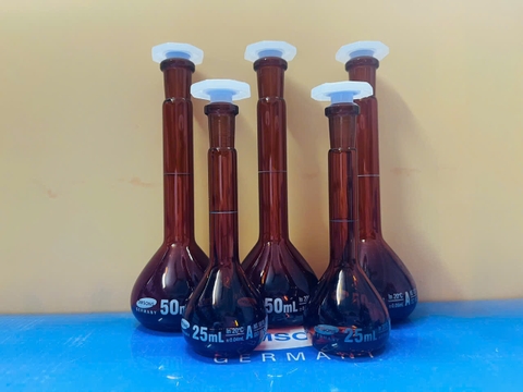 Bình định mức nâu 50ml, Class A, nút nhựa, Hãng OMSONS GERMANY