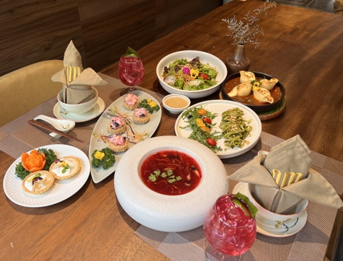 Mon chay thanh tinh trang tri dep mat tai OM Eatery