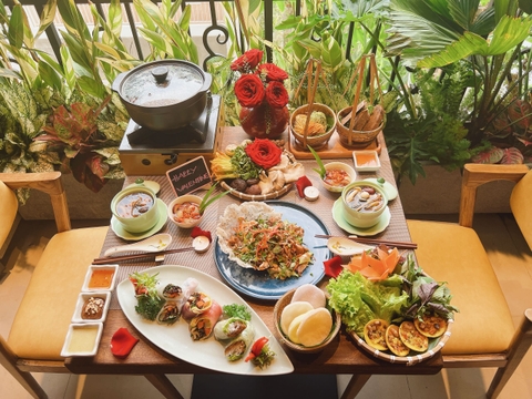 Khong gian nha hang chay yen tinh va xanh mat tai OM Eatery