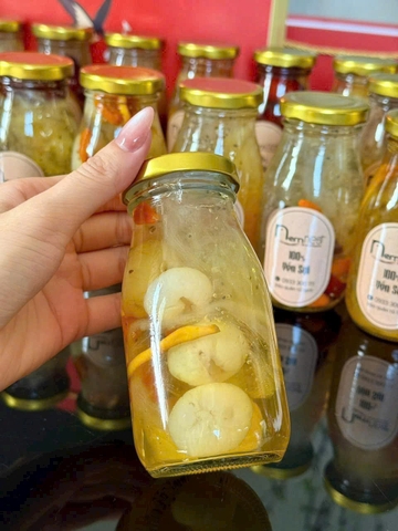 Hũ thủy tinh đựng sữa và yến