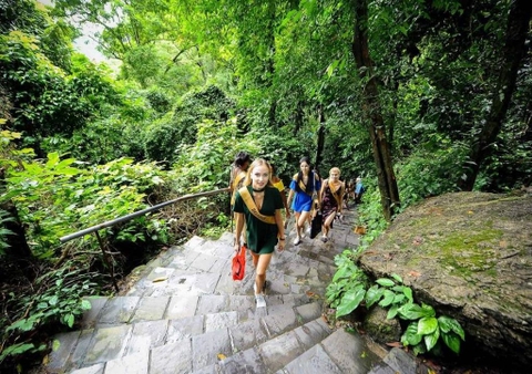 Quang Binh Day Tour: Discover Paradise Cave and Ozo Park