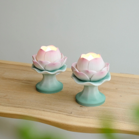 Chân đèn hoa sen xanh