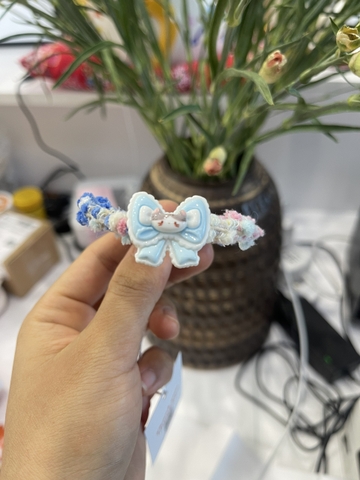 Dây buộc tóc họa tiết hình nơ mèo màu xanh hồng