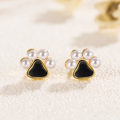 Khuyên tai hình chân mèo đính ngọc trai