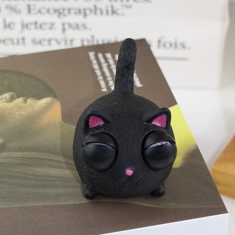 Mèo mắt lồi bóp xả stress