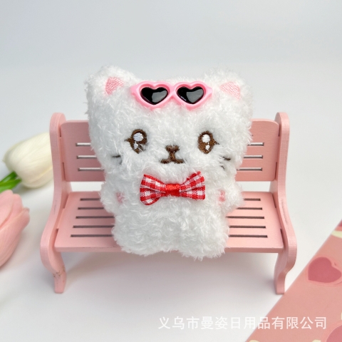 Pin cài mèo bông trắng đeo kính, nơ đỏ chấm bi