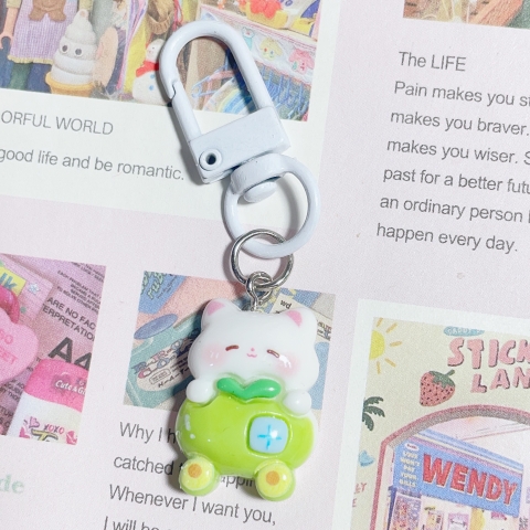 Móc khóa mini mèo và táo xanh