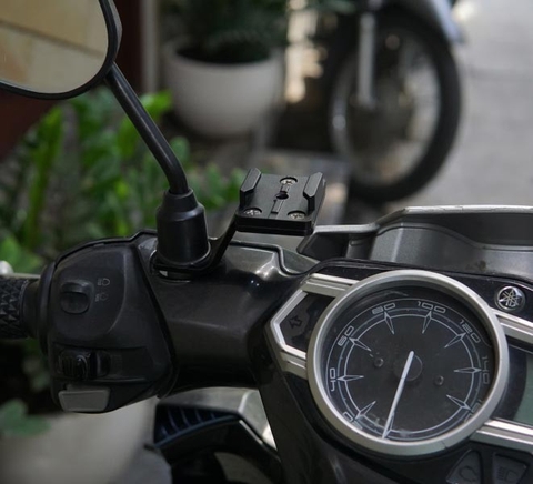 Miếng thép CNC gắn vào chân gương cho camera hành trình