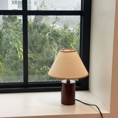 Vẻ Đẹp Từ Thiên Nhiên – Tại Sao Đèn Bàn Thân Gỗ Là Lựa Chọn Hoàn Hảo Cho Ngôi Nhà Bạn?