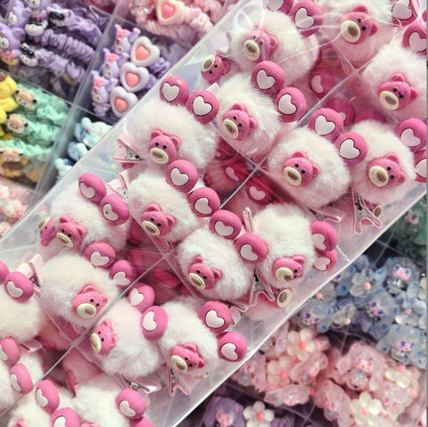 [ Hộp 50 Dây ] Kẹp Tóc Gấu Dâu Lotso - 920549