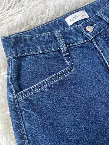 Quần jeans ống suông xanh đậm thêu họa tiết túi sau - GOOTIKFASHION