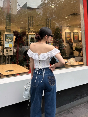 Quần jeans ống suông xanh đậm thêu họa tiết túi sau - GOOTIKFASHION