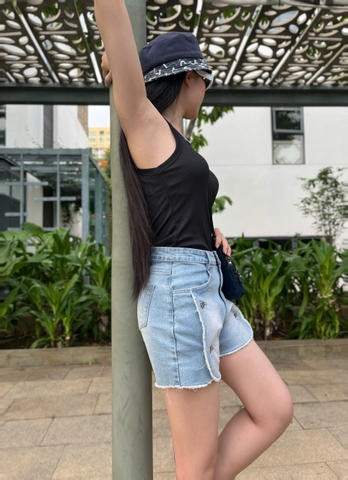 Quần Short Jeans Phối Nút Cách Điệu Xẻ Tà Gootik Fashion QSW-011