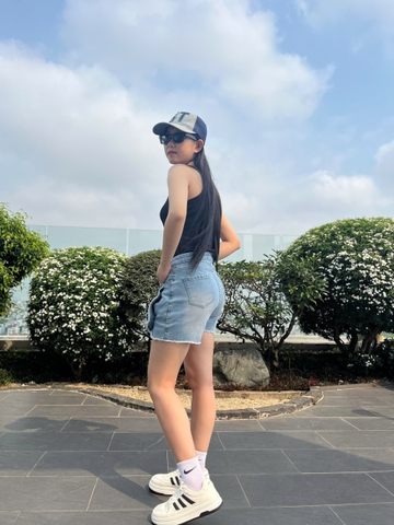 Quần Short Jeans Phối Nút Cách Điệu Xẻ Tà Gootik Fashion QSW-011