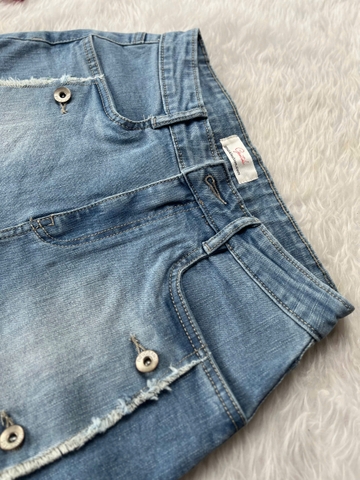 Quần Short Jeans Phối Nút Cách Điệu Xẻ Tà Gootik Fashion QSW-011