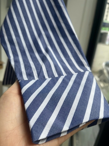 Ao sơ mi nữ dáng suông với thiết kế sọc ngang và dọc màu xanh navy