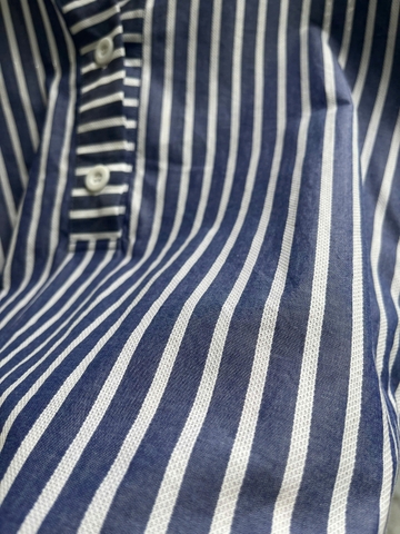 Ao sơ mi nữ dáng suông với thiết kế sọc ngang và dọc màu xanh navy