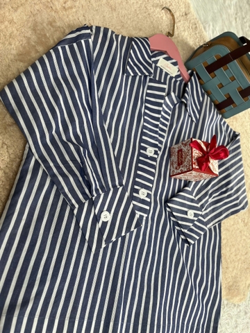 Ao sơ mi nữ dáng suông với thiết kế sọc ngang và dọc màu xanh navy