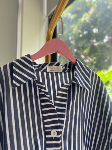 Ao sơ mi nữ dáng suông với thiết kế sọc ngang và dọc màu xanh navy